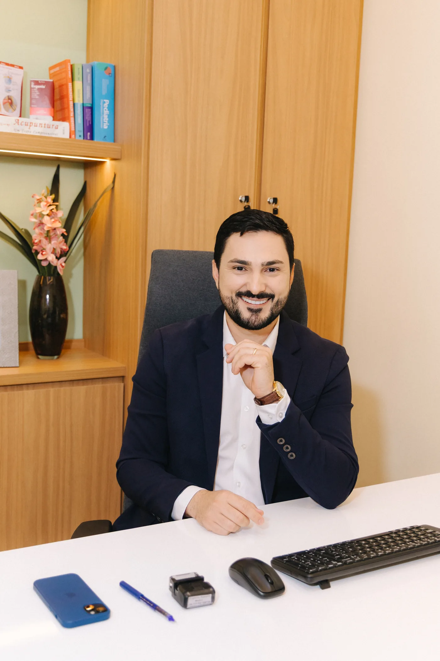 Dr. Eugênio Patrício em atendimento na CENDOR